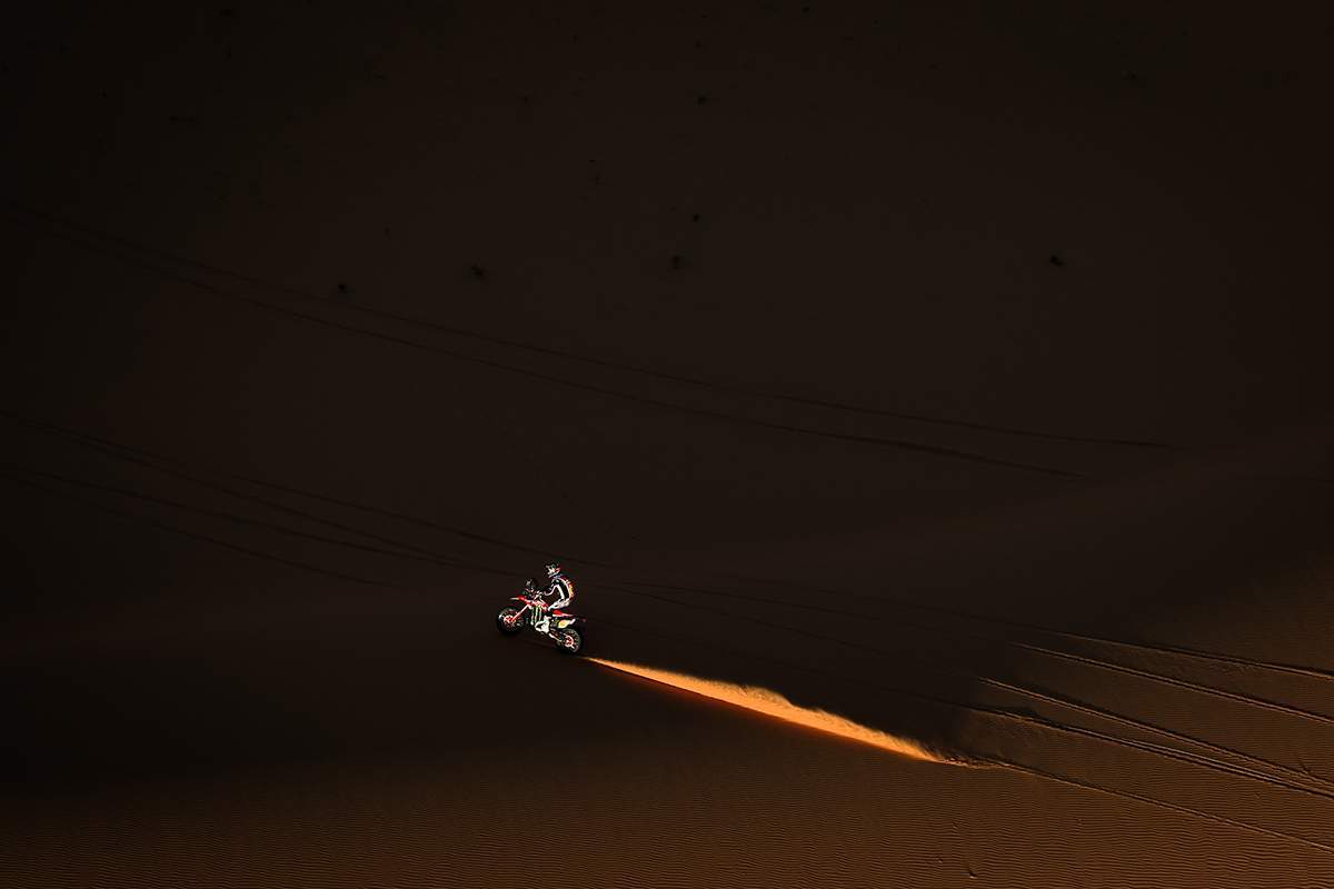 Motorradfahrer auf einer Sanddüne im Abendlicht während der Dakar 2026 in Saudi-Arabien