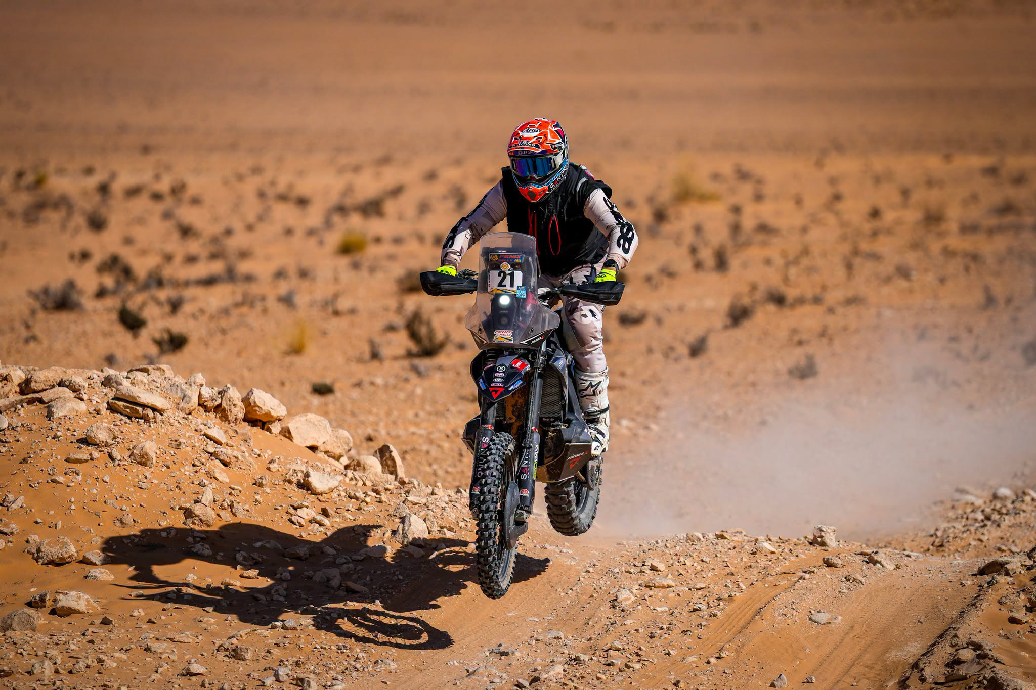 Motorcyclist with start number 21 on a desert track at the Fenix Rally 2026