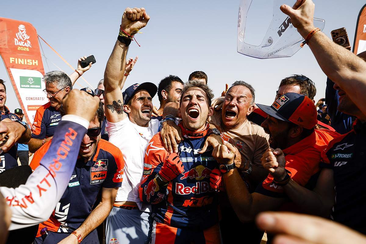 Luciano Benavides jubelt mit seinem KTM-Team im Ziel der Dakar 2026