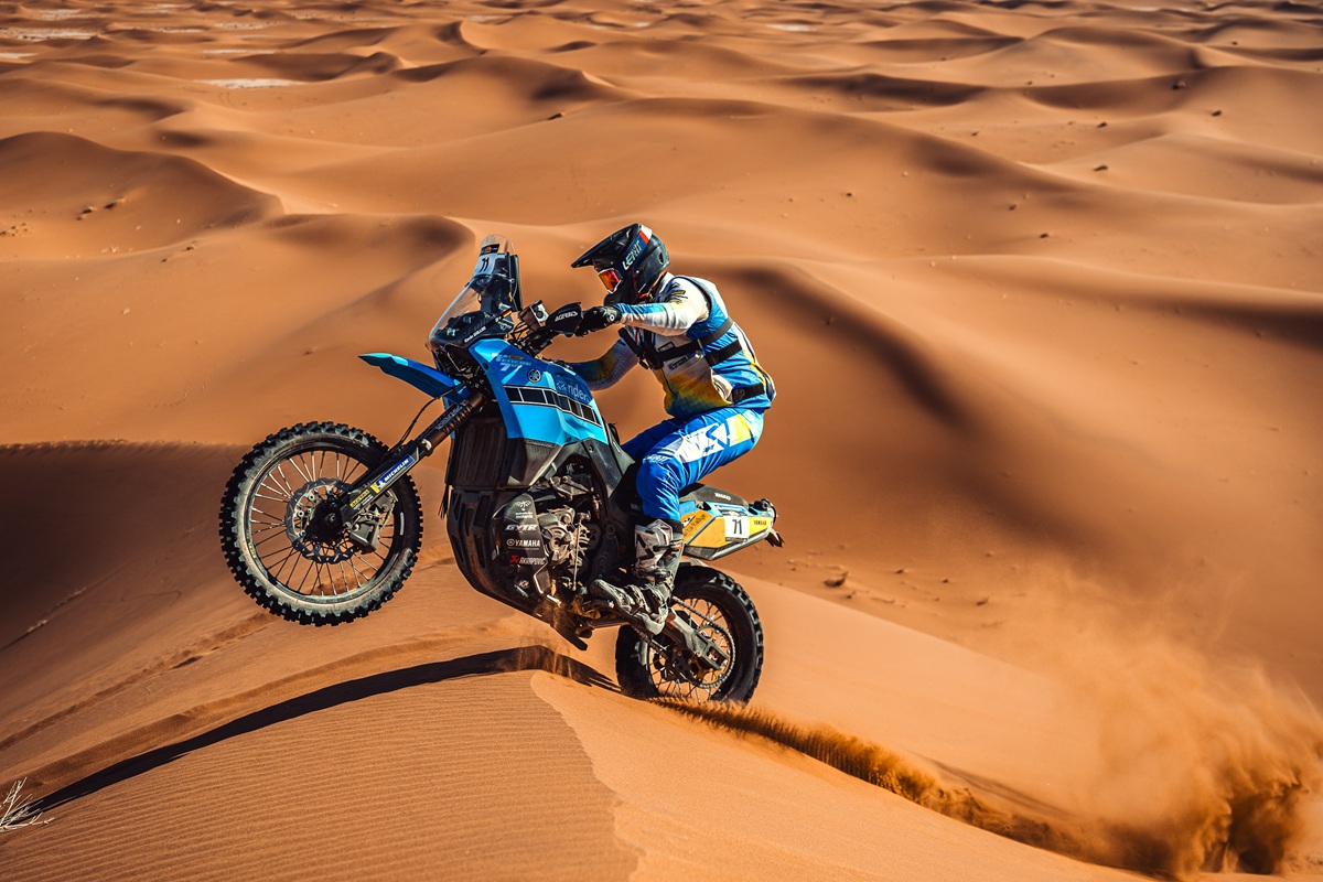 Kevin Gallas mit der Startnummer 71 auf der Yamaha Ténéré 700 Rally in den Sanddünen der Carta Rallye 2026
