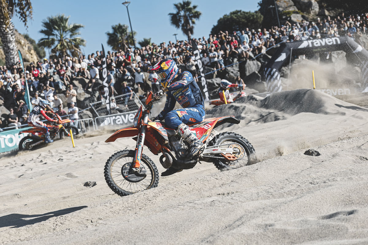 Andrea Verona auf einer KTM im Sand vor vollen Zuschauerrängen beim Final Cross Test der 6DAYS 2026 in Sines