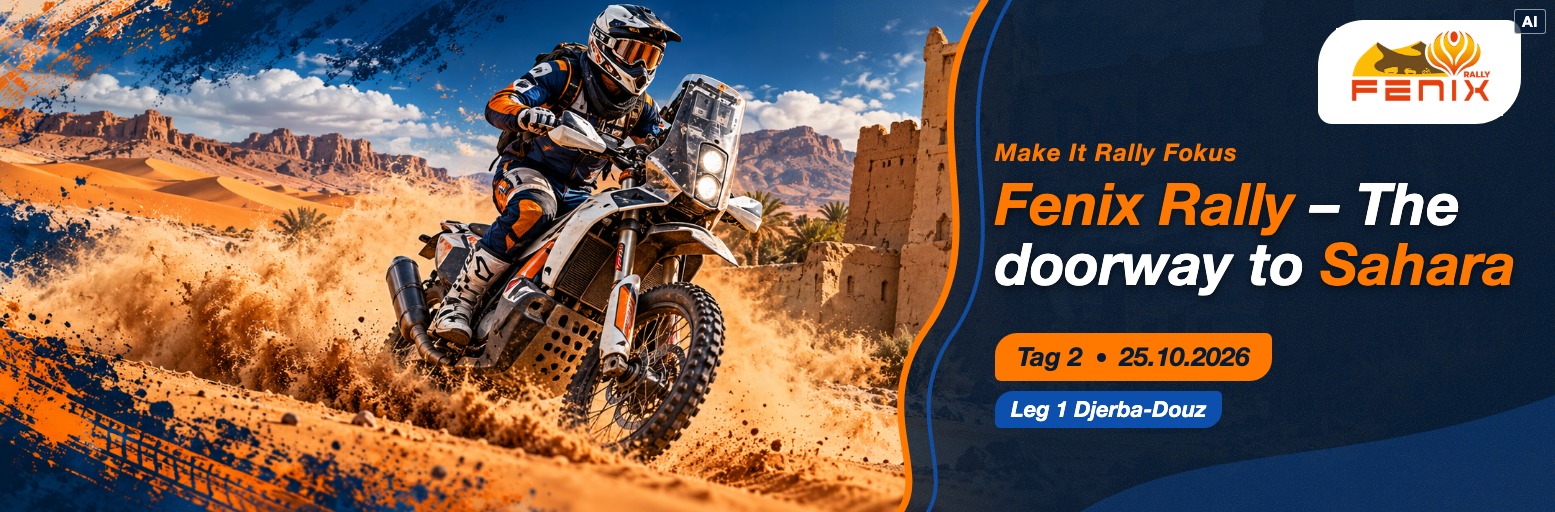 Rallye-Motorradfahrer auf einer Enduro in einer Sanddünenlandschaft in Tunesien