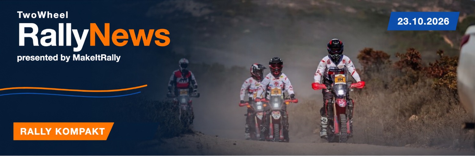 Vier Rallye-Motorradfahrer auf einer staubigen Schotterpiste vor einer Hügellandschaft auf Sardinien