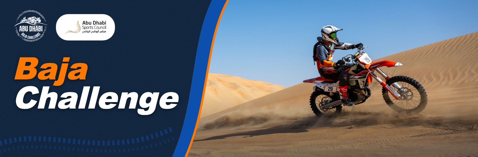 Motorradfahrer fährt bei der Abu Dhabi Baja Challenge durch eine Sanddüne (Archivaufnahme)