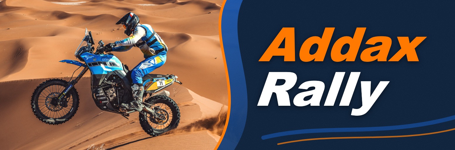 Fahrer auf einer blauen Yamaha Ténéré 700 Rally auf einem Dünenkamm in der Wüste