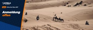 Rallye-Motorr&auml;der und eine Kamelkarawane in den Sandd&uuml;nen