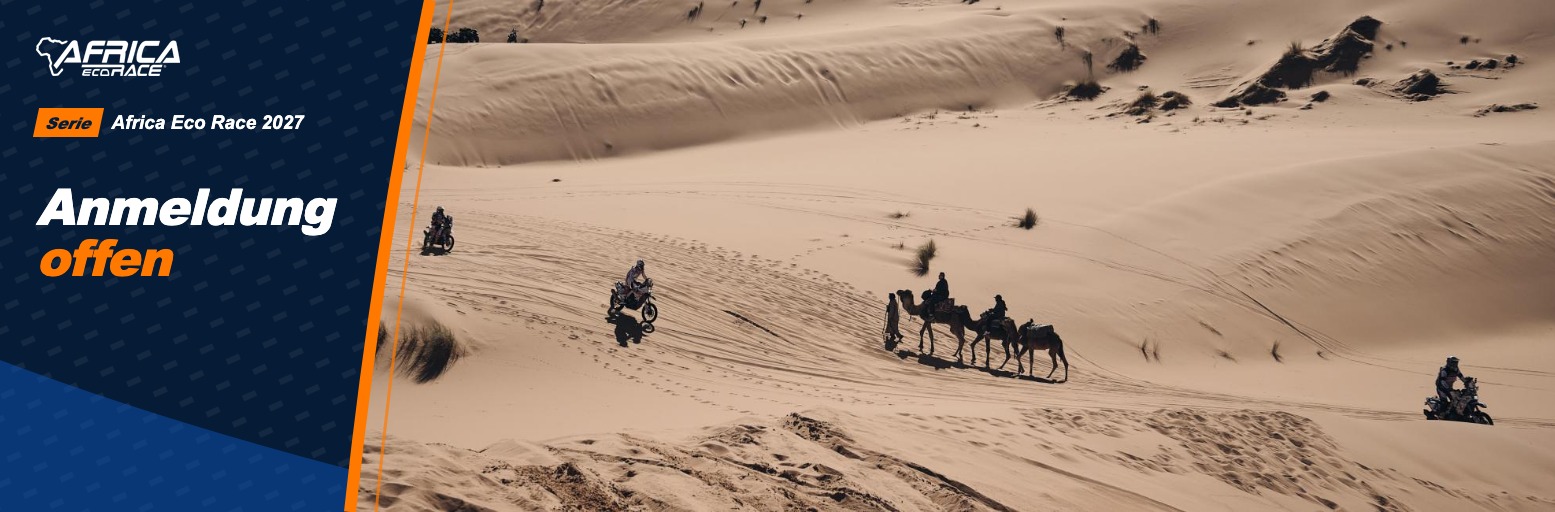 Rallye-Motorräder und eine Kamelkarawane in den Sanddünen