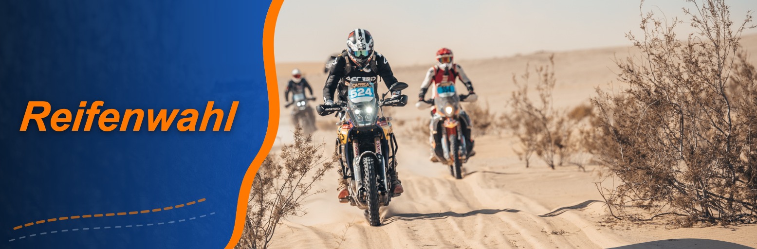 Rallye-Motorradfahrer auf einer Yamaha Ténéré 700 mit Startnummer 524 auf einer Sandpiste zwischen trockenen Sträuchern