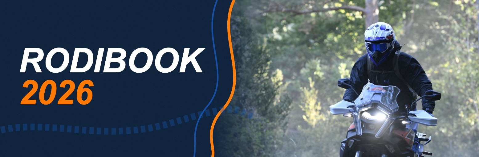 Fahrer mit weißem Helm auf einer Reiseenduro auf einem staubigen Waldweg bei der Rodibook 2026