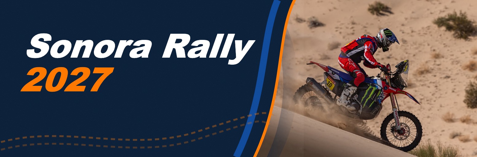 Motorrad-Rallyefahrer mit Startnummer 10 fährt eine Sanddüne hinauf und wirbelt Sand auf (Archivbild der Sonora Rally)
