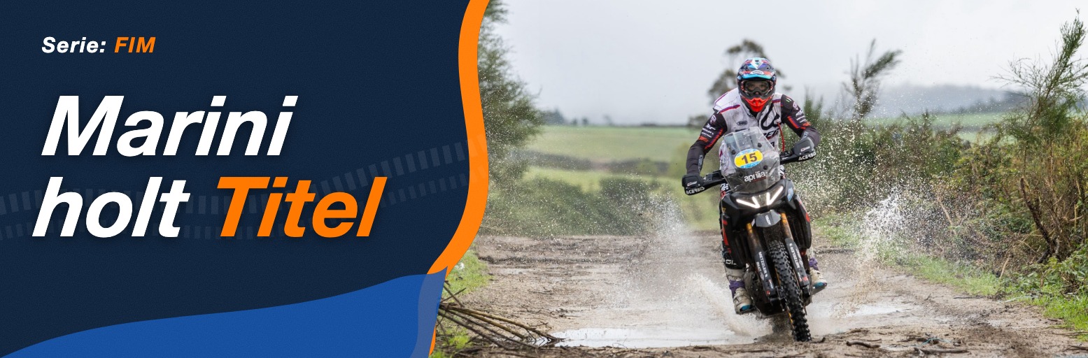 Rallyefahrer auf einer Aprilia Tuareg Rally mit Startnummer 15 fährt durch eine Wasserpfütze auf einer Schotterpiste