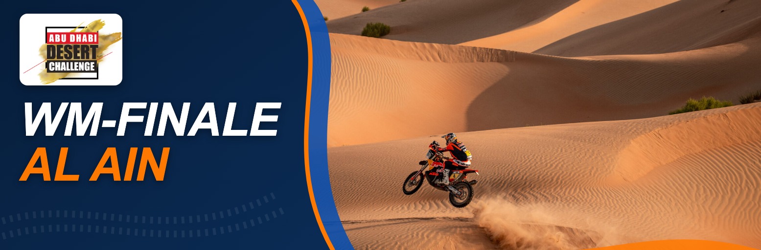 Rallye-Motorrad springt über eine Sanddüne in der Wüste von Abu Dhabi
