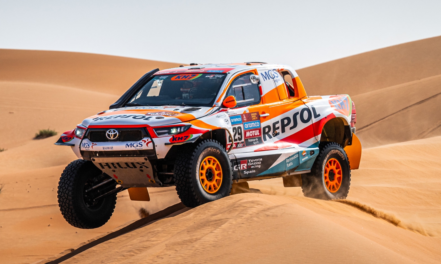 Archivbild: Toyota Hilux bei einer Fahrt durch Sandd&uuml;nen