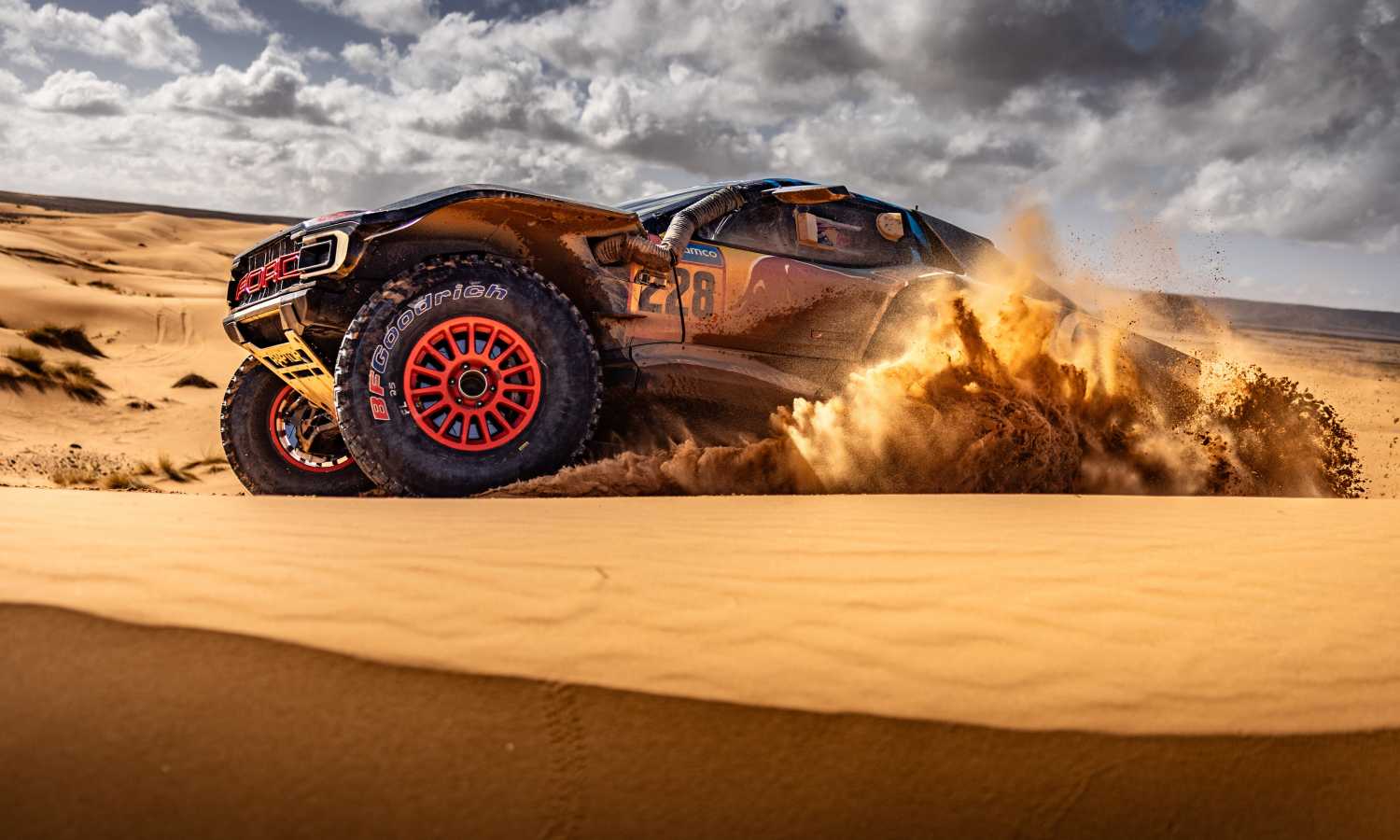 Archivbild: Ford Raptor wirbelt in den D&uuml;nen Sand auf