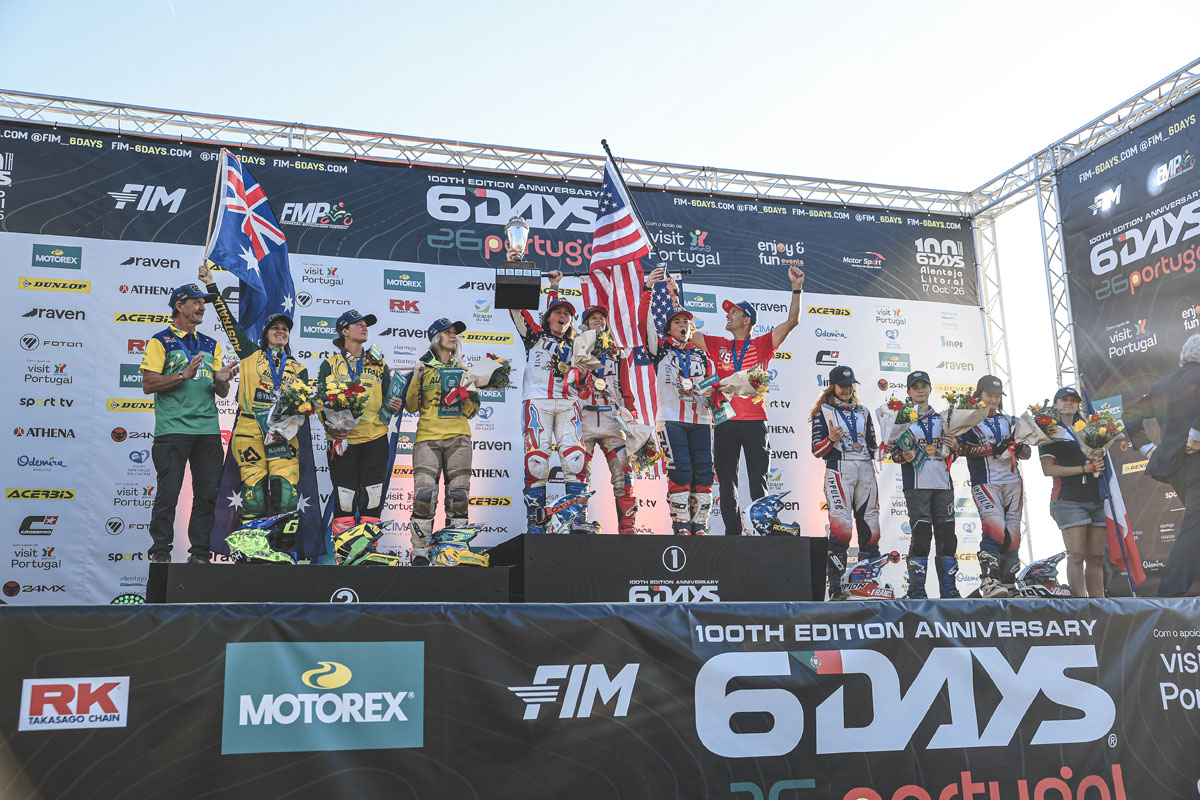 Siegerehrung der Women’s World Trophy bei den 6DAYS 2026: das US-Team mit Pokal und Flagge in der Mitte, Australien links, Frankreich rechts